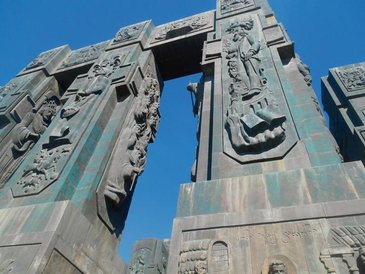 Kroniki Gruzji to monumentalny kompleks rzeźb na obrzeżach Tbilisi tworzony od 1985 r. przez rzeźbia