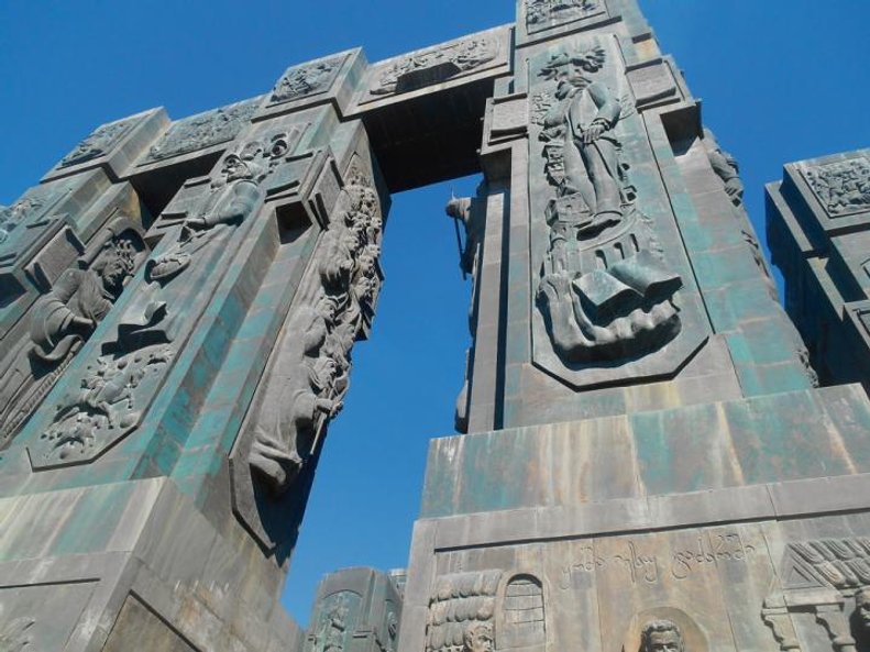 Kroniki Gruzji to monumentalny kompleks rzeźb na obrzeżach Tbilisi tworzony od 1985 r. przez rzeźbia