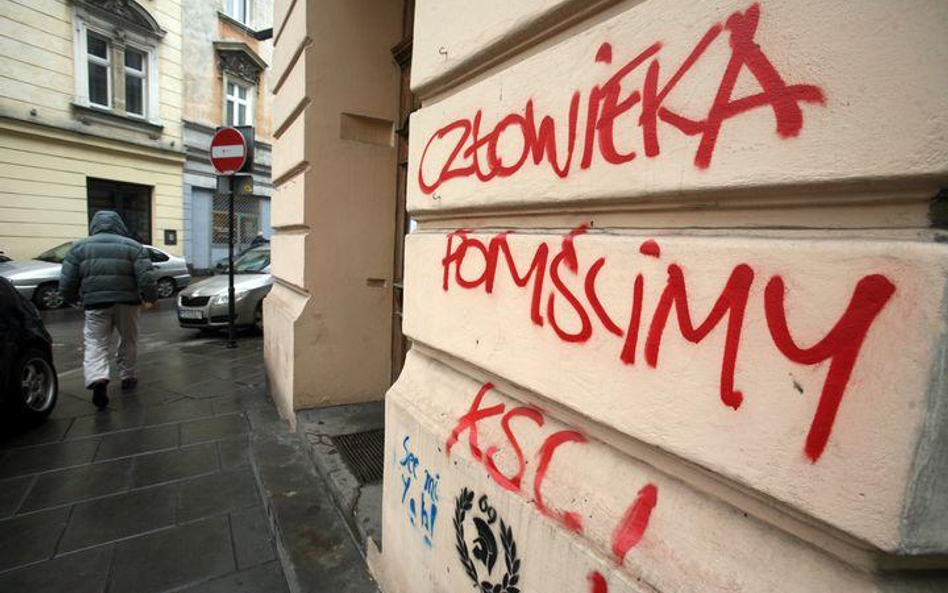 Graffiti kibiców Cracovii po zabójstwie przez kiboli Tomasza C. pseudonim "Człowiek"