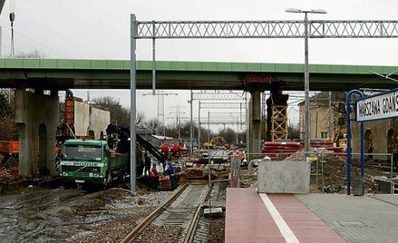 Dworzec Gdański to plac budowy dla kolejarzy i drogowców. Obok nowych peronów pną się w górę trzy wi