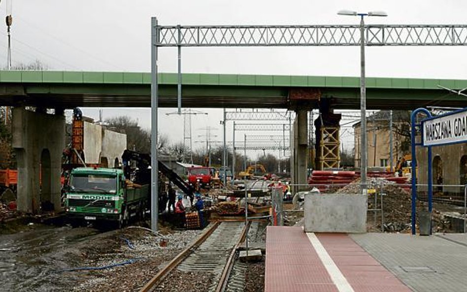 Dworzec Gdański to plac budowy dla kolejarzy i drogowców. Obok nowych peronów pną się w górę trzy wi