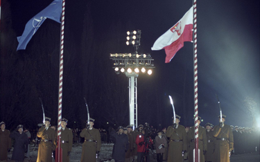 Warszawa 12.03.1999. Uroczystość podniesienia flag Polski i NATO przed Grobem Nieznanego Żołnierza n
