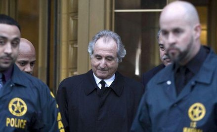 Bernard Madoff, były szef giełdy Nasdaq przyznał się, że stworzył gigantyczną piramidę finansową, w 