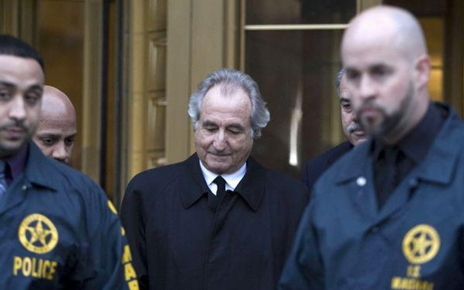 Bernard Madoff, były szef giełdy Nasdaq przyznał się, że stworzył gigantyczną piramidę finansową, w 