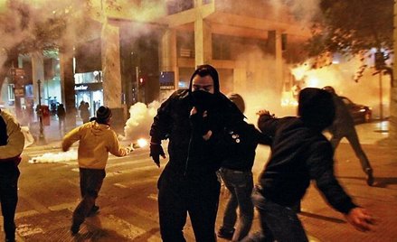 Demonstranci na ulicach Aten