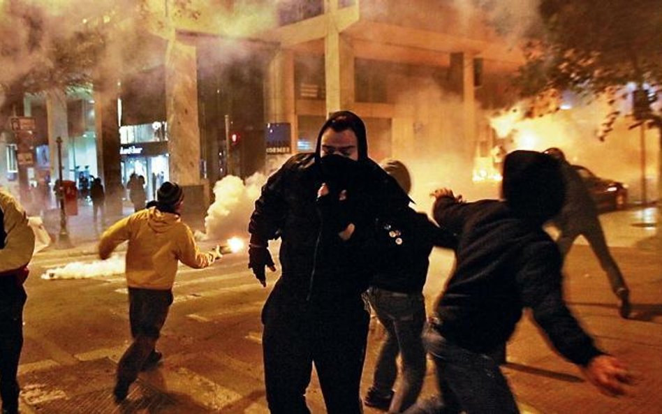 Demonstranci na ulicach Aten