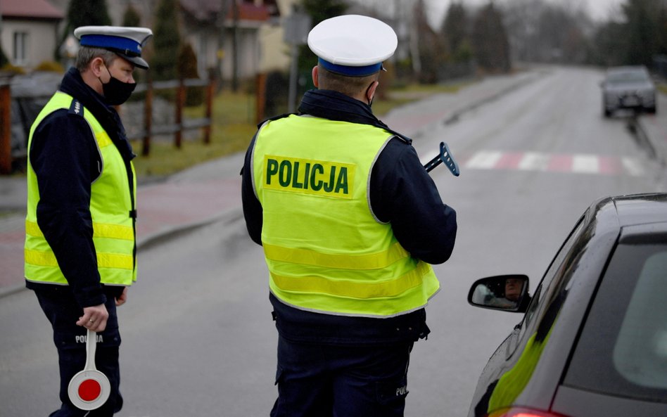 Patrol policji podczas kontroli na drodze