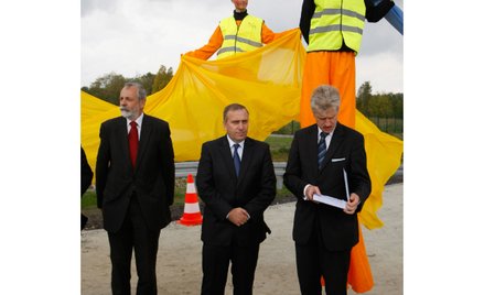 Grzegorz Schetyna otwiera otwartą drogę i chowa się przed kibicami