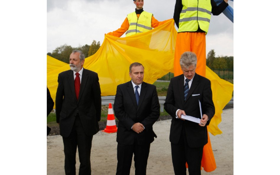 Grzegorz Schetyna otwiera otwartą drogę i chowa się przed kibicami