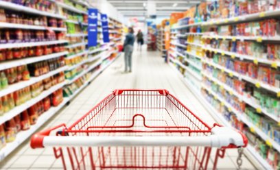 Spada sprzedaż wszystkich rodzajów alkoholu, kurczą się sklepowe półki