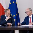 Przewodniczący Platformy Obywatelskiej Donald Tusk (L) i współprzewodniczący Nowej Lewicy Włodzimier