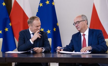 Przewodniczący Platformy Obywatelskiej Donald Tusk (L) i współprzewodniczący Nowej Lewicy Włodzimier