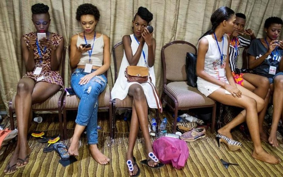 Za kulisami Swahili Fashion Week w Dar es Salaam. Afryka sięga po podsuwane jej wzorce kulturowe, ni