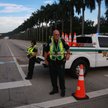 Funkcjonariusze biura szeryfa hrabstwa Palm Beach blokują drogę w pobliżu Trump International Golf C