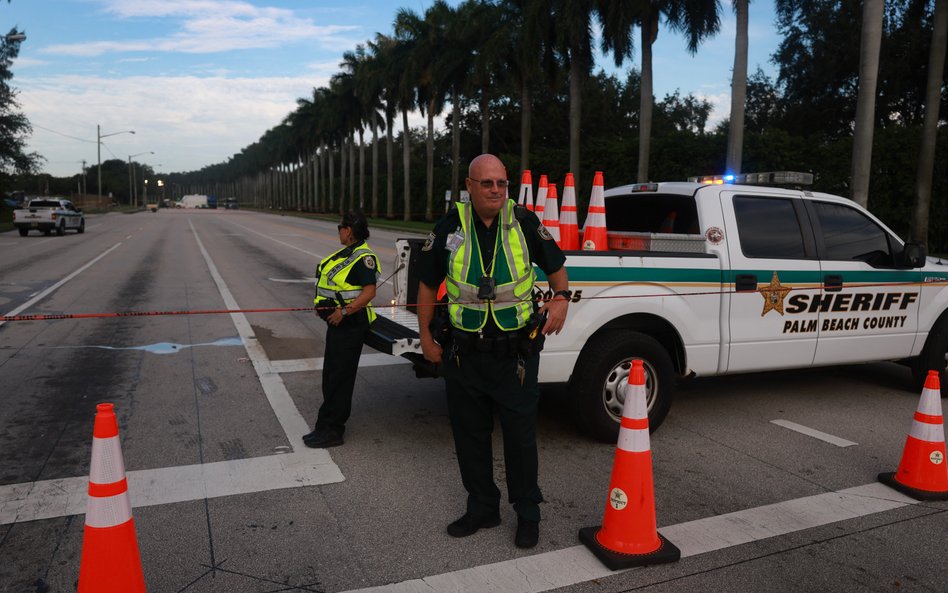 Funkcjonariusze biura szeryfa hrabstwa Palm Beach blokują drogę w pobliżu Trump International Golf C