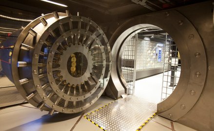 Kilkutonowe drzwi do skarbca w Centrum Pieniądza NBP – jak w najprawdziwszym banku