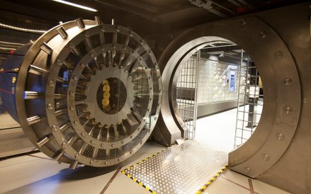 Kilkutonowe drzwi do skarbca w Centrum Pieniądza NBP – jak w najprawdziwszym banku