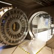 Kilkutonowe drzwi do skarbca w Centrum Pieniądza NBP – jak w najprawdziwszym banku
