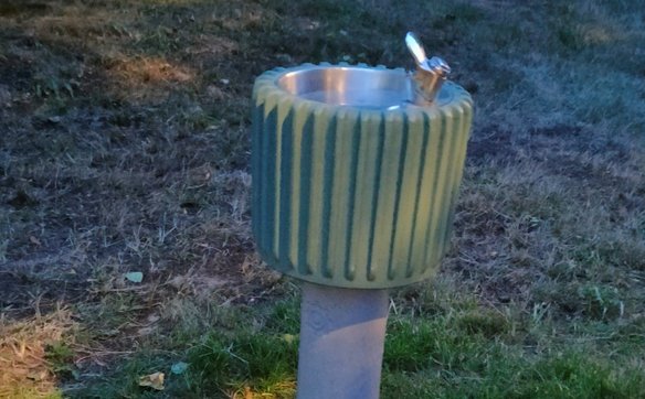 Jedno z działającychc poidełek przy ulicy Wawelskiej na Ochocie