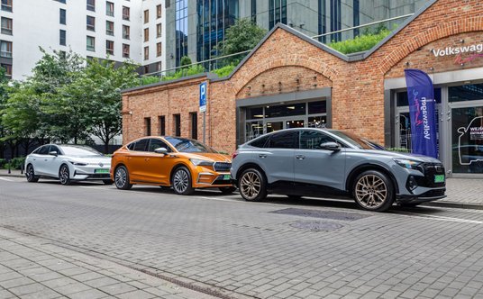 Od lewej - VW ID.7, Skoda Enyaq, Audi Q4 e-tron