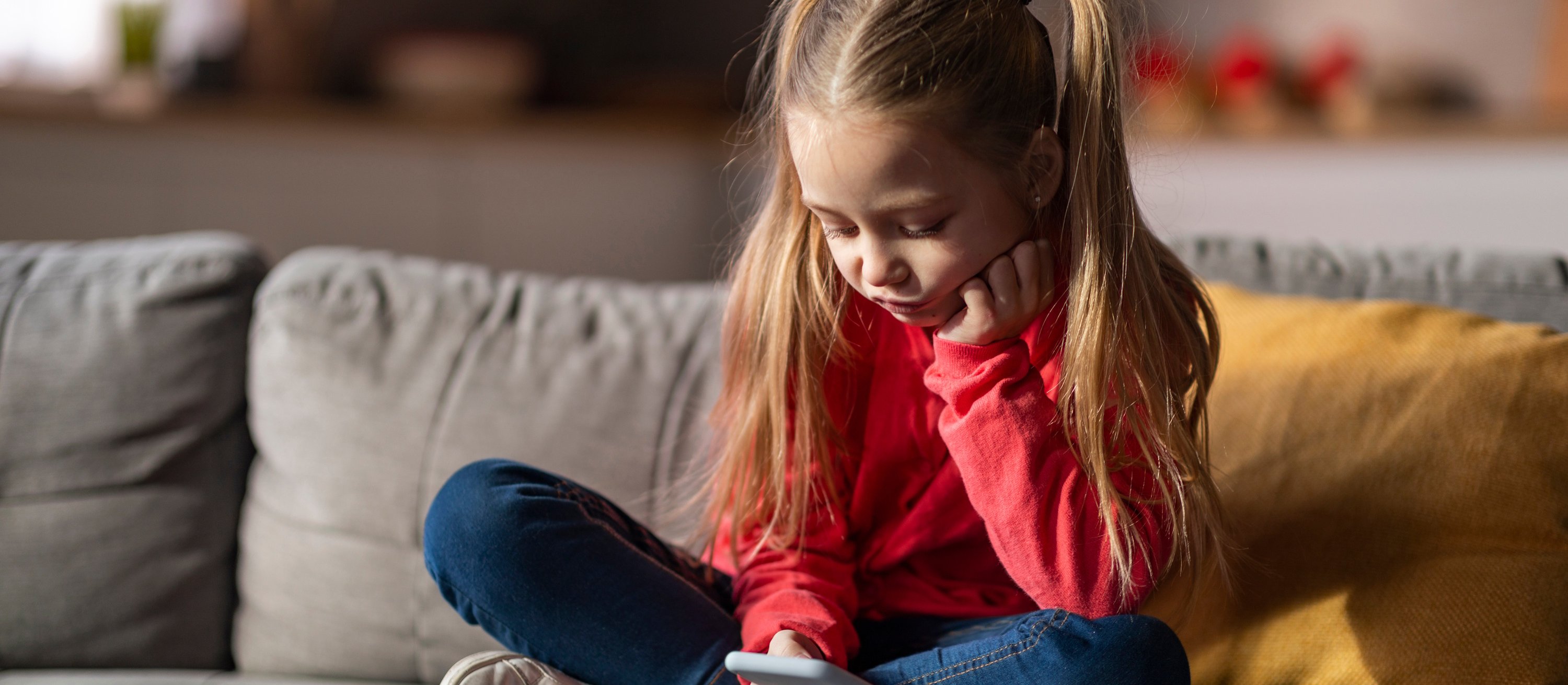 40 proc. rodziców w Polsce robi poważny błąd w zarządzaniu kontaktami dzieci z technologią