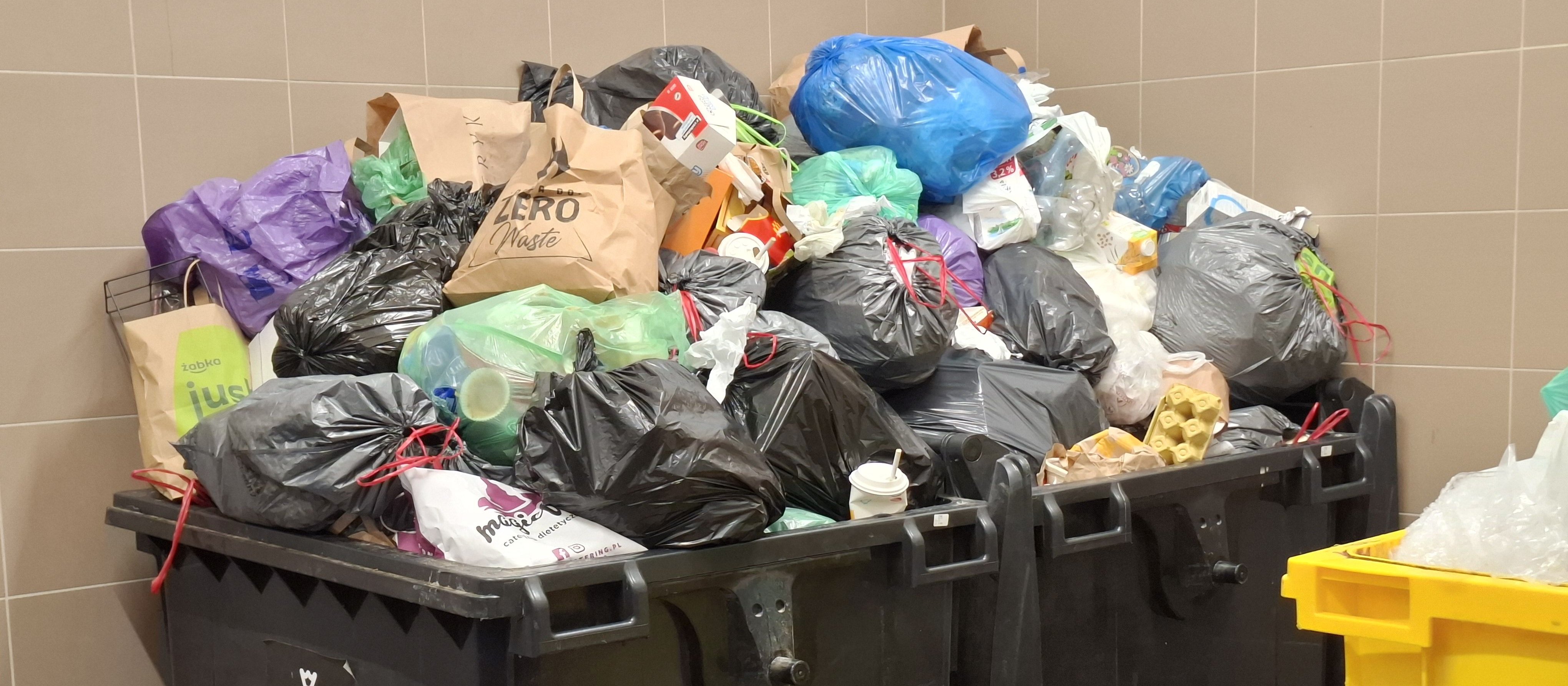 NSA: naklejka na kontenerze nie wystarczy do ukarania sankcyjną opłatą za śmieci