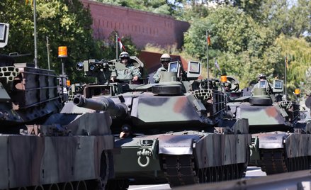Czołgi M1 Abrams przed defiladą wojskową na warszawskiej Wisłostradzie, w ramach obchodów Święta Woj