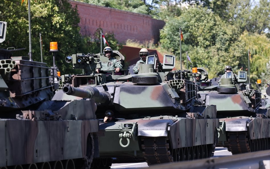 Czołgi M1 Abrams przed defiladą wojskową na warszawskiej Wisłostradzie, w ramach obchodów Święta Woj