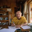 Yvon Chouinard podczas pisania listu, w którym ogłasza, że przekazuje cały swój majątek na wsparcie 