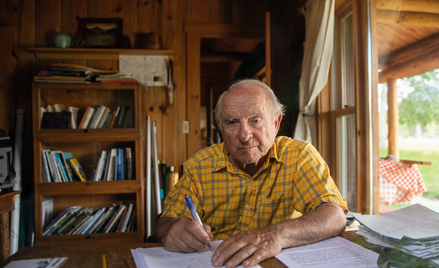 Yvon Chouinard podczas pisania listu, w którym ogłasza, że przekazuje cały swój majątek na wsparcie 