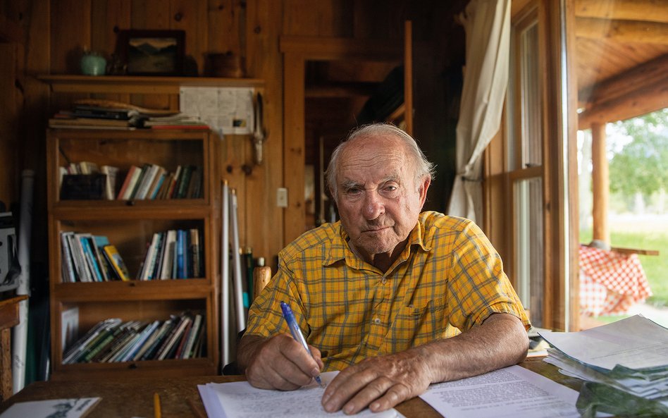 Yvon Chouinard podczas pisania listu, w którym ogłasza, że przekazuje cały swój majątek na wsparcie 