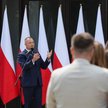 Prezydent Karol Nawrocki podczas uroczystości w ogrodach Pałacu Prezydenckiego w Warszawie