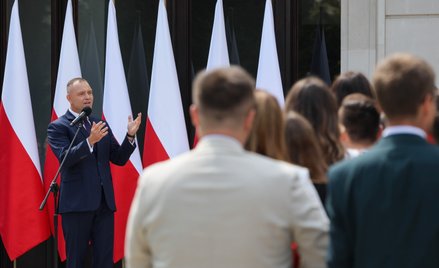 Prezydent Karol Nawrocki podczas uroczystości w ogrodach Pałacu Prezydenckiego w Warszawie
