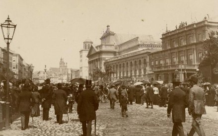Konrad Brandel. Mieszkańcy Warszawy na Krakowskim Przedmieściu, ok. 1895. Muzeum Warszawy Prawdziwa 
