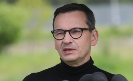 Były premier Mateusz Morawiecki na konferencji przy polsko-białoruskiej granicy w miejscowości Usnar