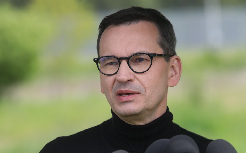 Były premier Mateusz Morawiecki na konferencji przy polsko-białoruskiej granicy w miejscowości Usnar