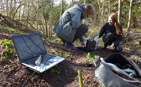 Studenci WGSR UW podczas pomiarów przy źródle w okolicy Nowego Miasta nad Pilicą. Fot. Maksym Łaszew