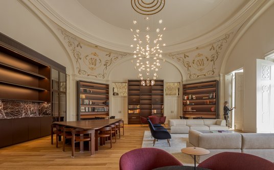 Fragment pałacowej biblioteki z częścią zbiorów właściciela obiektu.