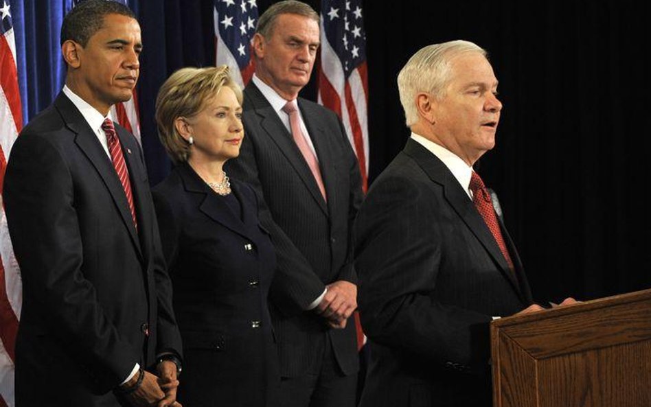 Prezydent elekt Barack Obama, Hilary Clinton i były sekretarz generalny NATO James Jones. Przemawia 