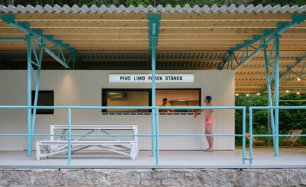 Pawilon powstał w miejscu poprzedniego, który doszczętnie spłonął.