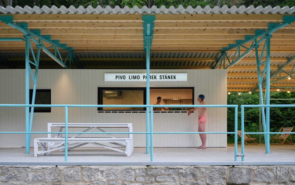 Pawilon powstał w miejscu poprzedniego, który doszczętnie spłonął.