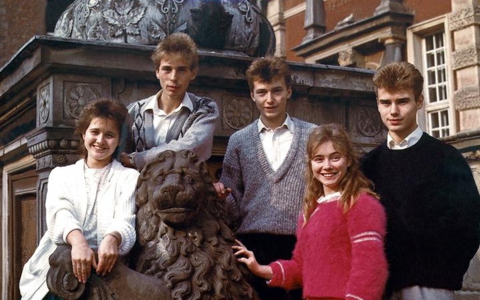 Pięcioraczki w dniu swoich 18 urodzin. Gdańsk, Stare Miasto. 1989 r. (fot. Janusz Uklejewski )