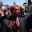 Ambasador Rosji w Polsce Siergiej Andriejew oblany czerwoną substancją podczas próby złożenia kwiató