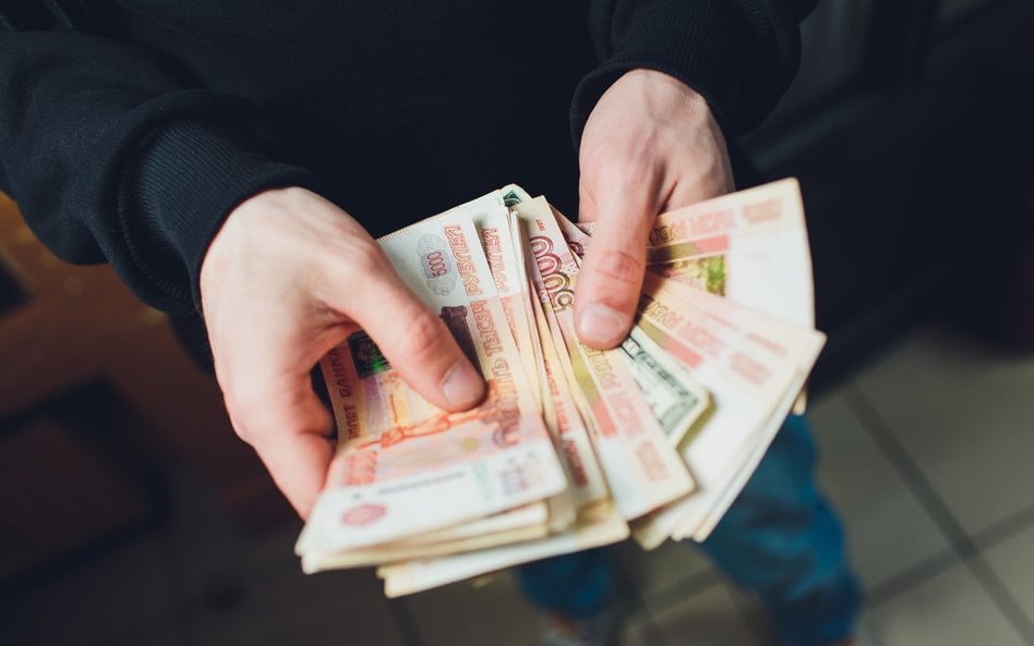 Rosjanie ruszyli po swoje oszczędności. Bank Rosji pompuje miliardy
