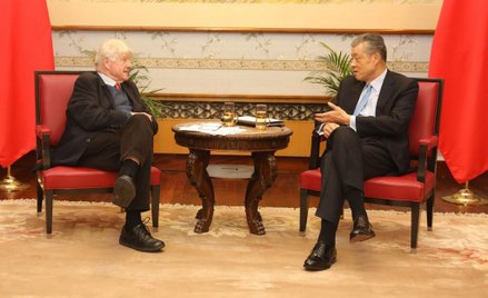 Ojciec premiera Wielkiej Brytanii Stanley Johnson spotkał się z ambasadorem Chin Liu Xiaomingiem