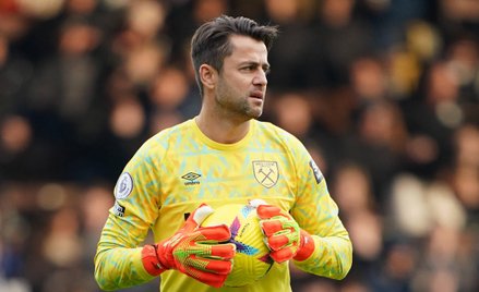 Z reklamą bukmachera na koszulce występuje m.in. w West Ham Łukasz Fabiański (na zdjęciu)