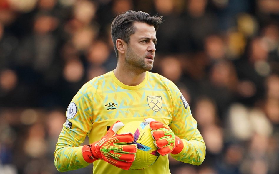 Z reklamą bukmachera na koszulce występuje m.in. w West Ham Łukasz Fabiański (na zdjęciu)