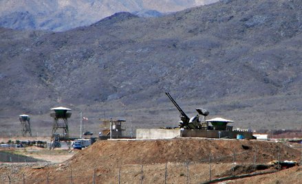 Działa przeciwlotnicze, chroniące obiekt nuklearny Natanz w Iranie