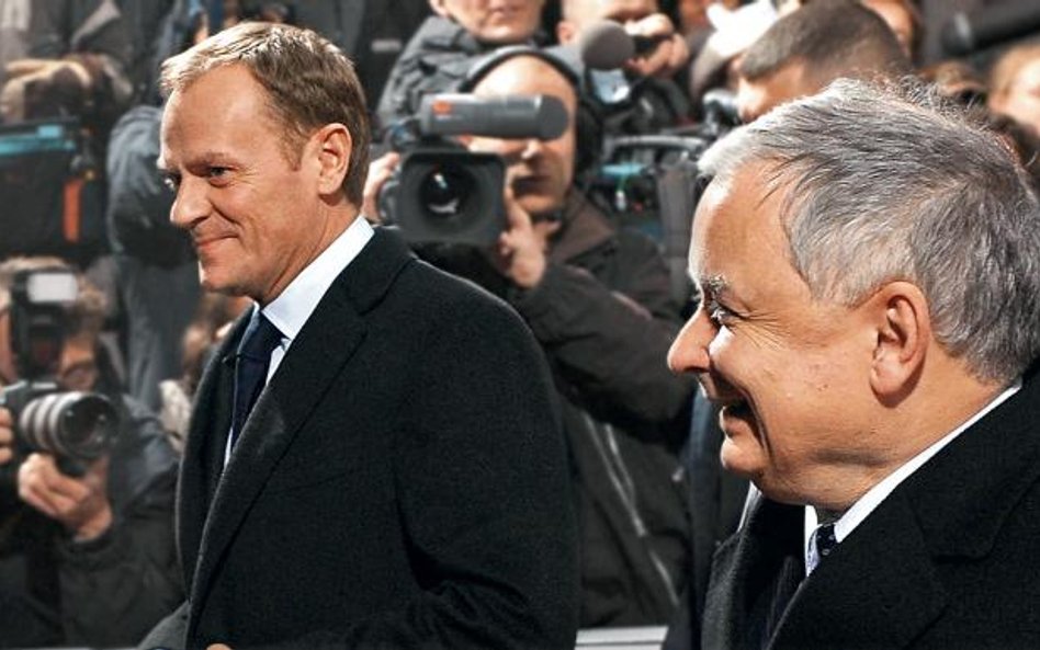 Premier Donald Tusk i prezydent Lech Kaczyński przybywają na szczyt w Brukseli