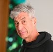Cattelan to autor między innymi dzieła „La Nona Ora” przedstawiającego Jana Pawła II, które wzbudził